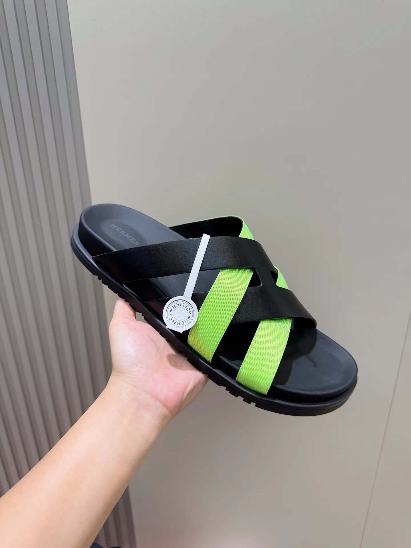 Batch 280 Hermes men's Kazimir slippers - top quality woven calfskin functional sandals, with interwoven uppers inspired by the "H" iconic pattern to create a casual look, perfect for summer. Imported cowhide + cowhide lining + rubber outsole Size: 38-44 (.45.46 customized)